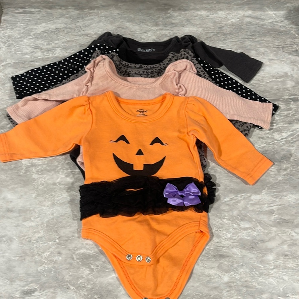 Bundle of 5 long sleeve onesies. 0-3 months